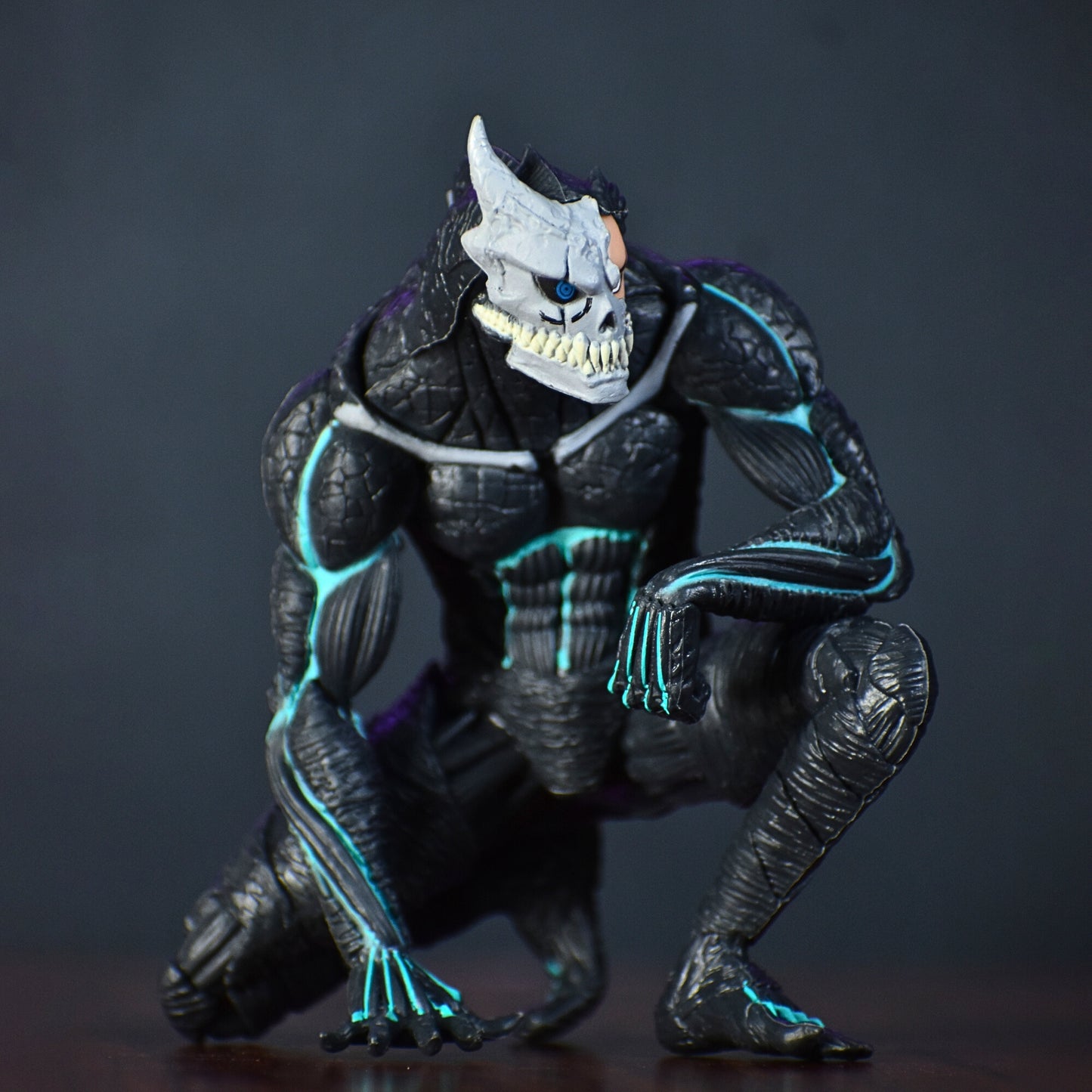 KAIJU NO. 8 SITTING ACTION FIGURE (13 CM HEIGHT) - KAIJU NO. 8