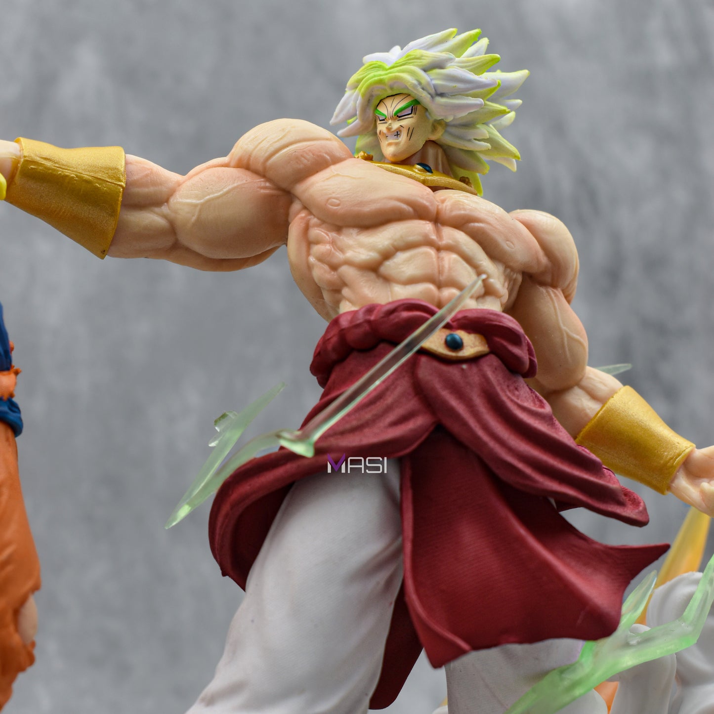 Broly Destroying Goku Iconic Action Figure With 2 Replaceable Heads (20 Cm Height) - Dragon Ball Z