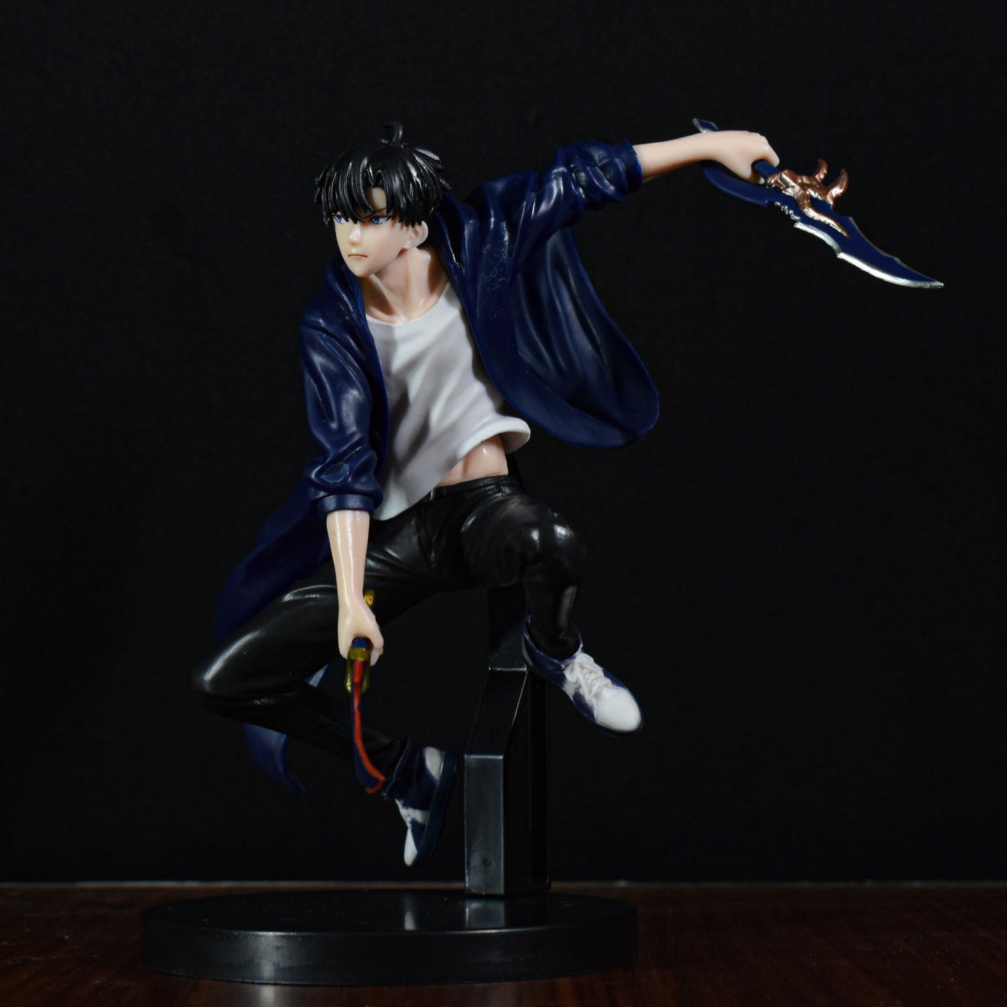 SUNG JINWOO ACTION FIGURE WITH STAND AND DAGGERS (22 CM HEIGHT) - SOLO LEVELING