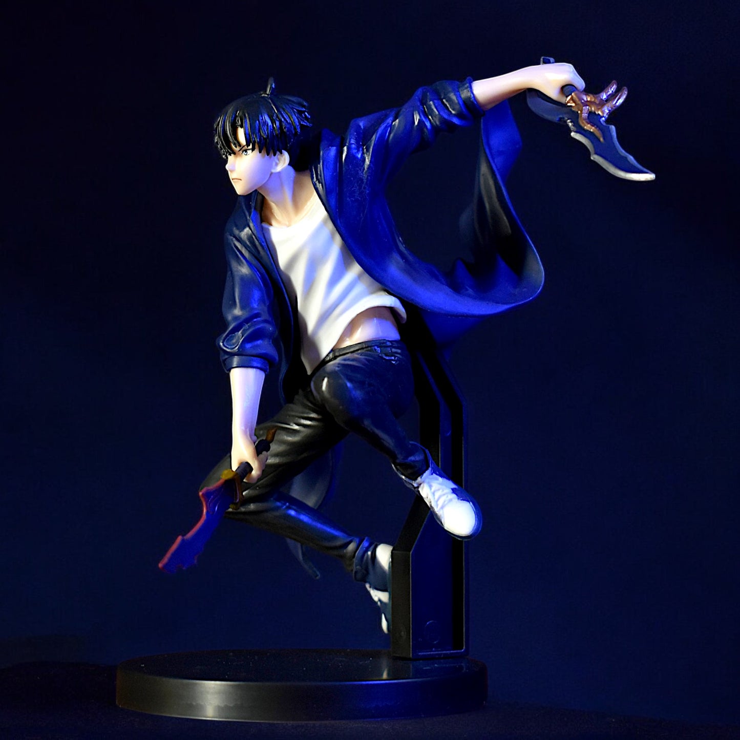 SUNG JINWOO ACTION FIGURE WITH STAND AND DAGGERS (22 CM HEIGHT) - SOLO LEVELING