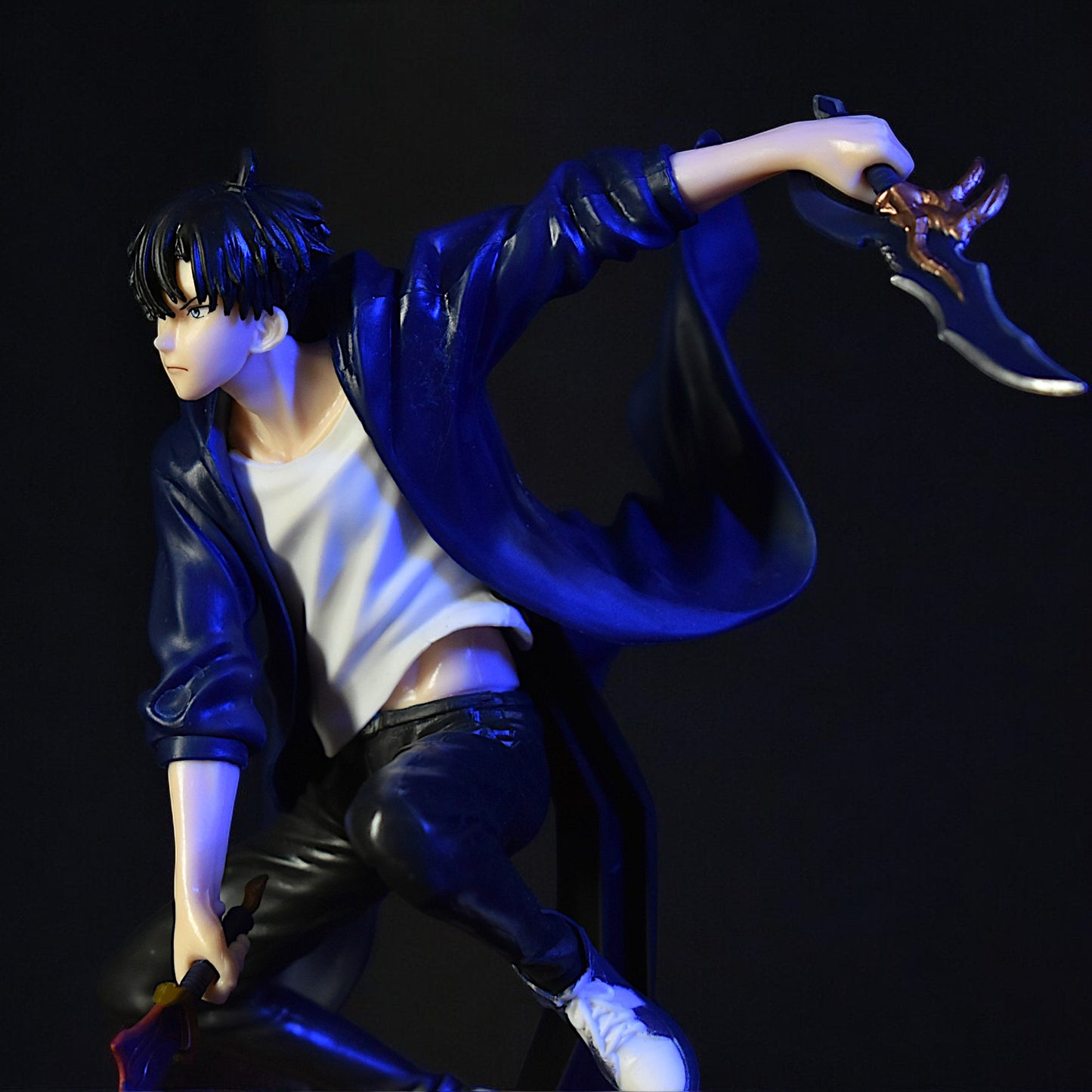 SUNG JINWOO ACTION FIGURE WITH STAND AND DAGGERS (22 CM HEIGHT) - SOLO LEVELING