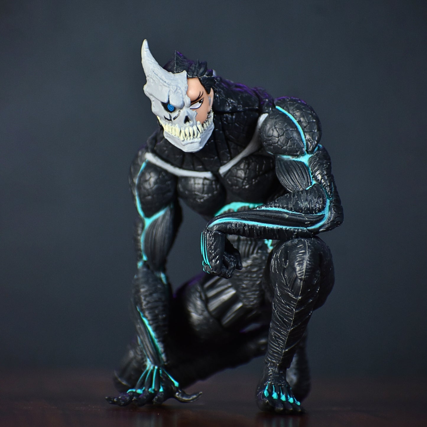 KAIJU NO. 8 SITTING ACTION FIGURE (13 CM HEIGHT) - KAIJU NO. 8