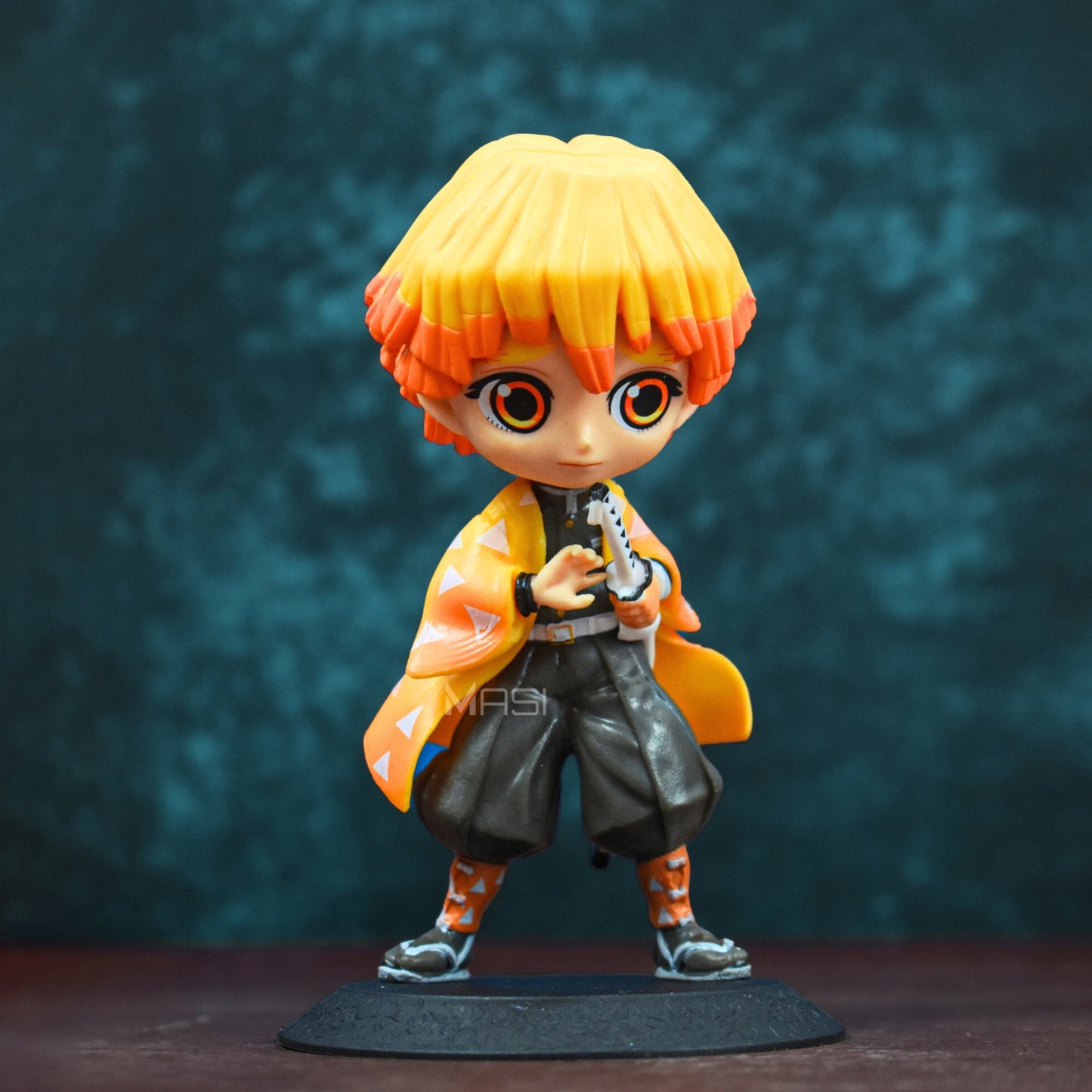 Zenitsu Agatsuma Q Posket Action Figure With Stand (16 Cm Height) - Demon Slayer