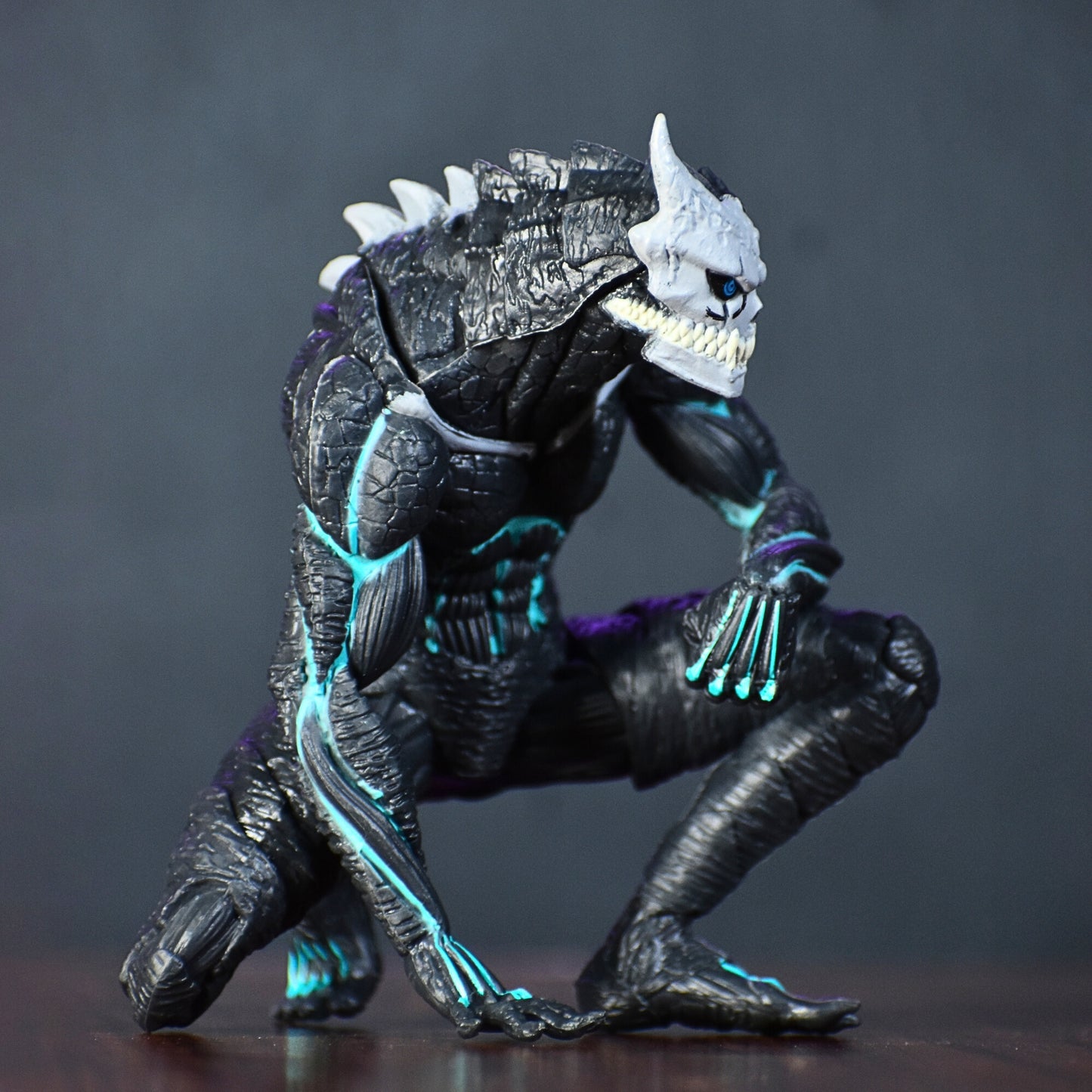 KAIJU NO. 8 SITTING ACTION FIGURE (13 CM HEIGHT) - KAIJU NO. 8